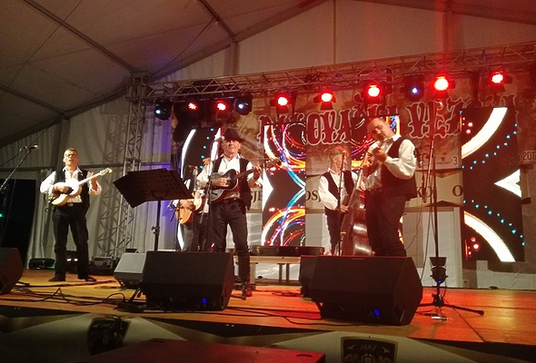 Sinoć nastupili Slavonske lole i Đerdani, večeras na rasporedu Slav. Dukati i Brace - Lifestyle - Novi Radio, Đakovo