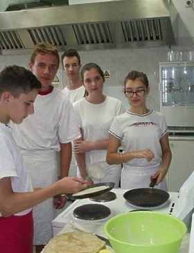 Povodom Europskog dana jezika pripremali palačinke na američki i njemački način - Lifestyle - Novi Radio, Đakovo