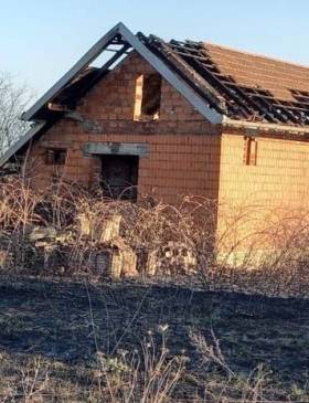 Đakovo: Požar u polju se proširio na građevinske objekte - Vijesti - Elatus