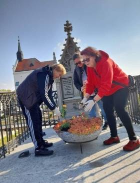 Svi sveti:Članice Ženske inicijative HNS-a Đakovo uredile grobove zaslužnih Đakovčana - Vijesti - Elatus