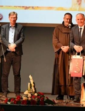 Među nagrađenima na 14. susretu hrvatskog duhovnog stvaralaštva „Stjepan Kranjčić" đakovački književnik Mirko Ćurić - Culture - Elatus