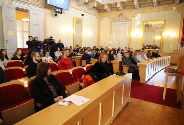 Stipendije Osječko-baranjske županije dobilo 100 učenika i 65 studenata - Gospodarstvo - Elatus