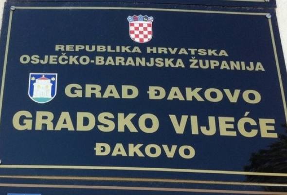 "Njegovo ponašanje je nedolično i nedoraslo funkciji koju obnaša'' - Politika - Novi Radio, Đakovo