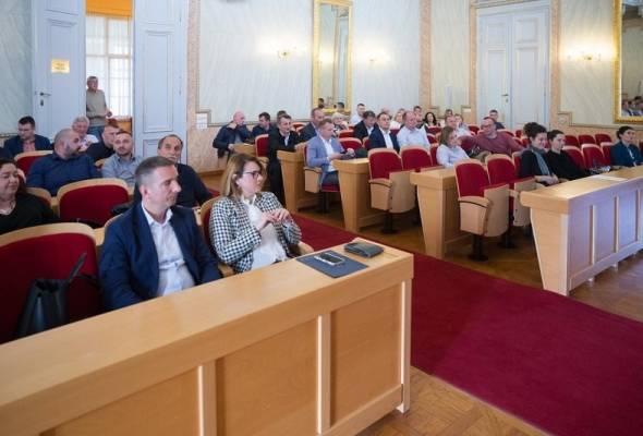 Na sastanku čelnika Osječko-baranjske županije održana tema o zbrinjavanju napuštenih pasa - Politika - Novi Radio, Đakovo