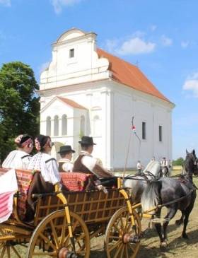 Festival tista u Baranji ispred crkve sv. Petra i Pavla u Topolju - Culture - Elatus
