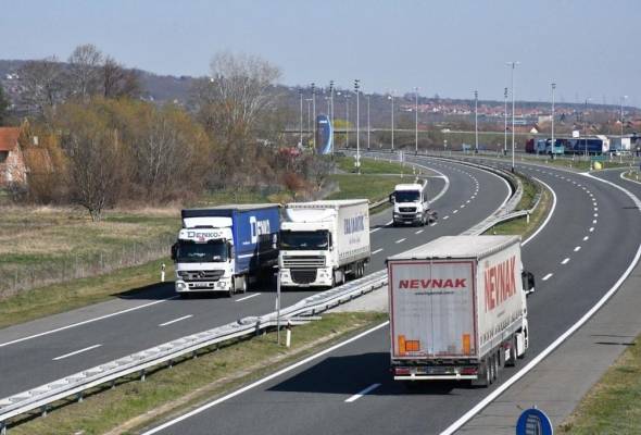 Prešao teretnim automobilom preko žene koja je ležala na kolniku - Vijesti - Elatus