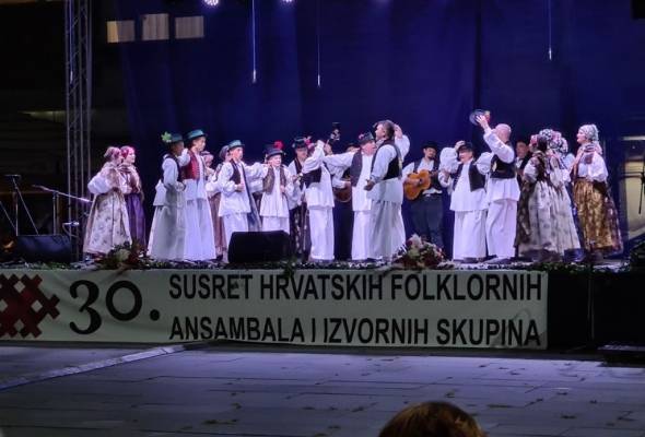 KUD „Vesela Šokadija“ iz Koritne 2. na 30. jubilarnom Susretu hrvatskih folklornih ansambala i izvornih skupina - Lifestyle - Novi Radio, Đakovo