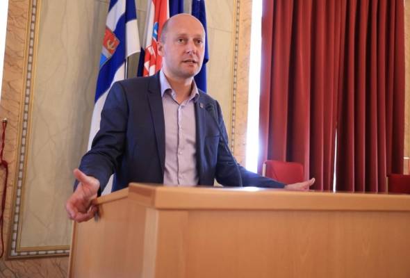 Trenirke kao nagrada profesorima TZK za vrijedan rad - Politika - Novi Radio, Đakovo