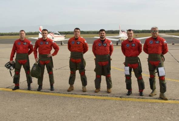 Akrobatska grupa "Krila Oluje" preletjela Đakovo - Vijesti - Elatus