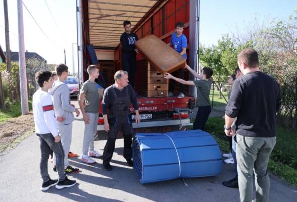 Nizozemska humanitarna udruga "Sports for Children" donirala sportsku opremu u pet osnovnih škola s područja Županije - Sport - Novi Radio, Đakovo