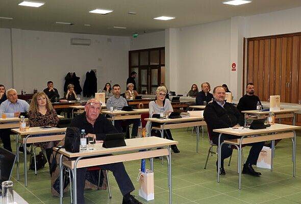 ,,Naravno da nam je jasno da ovaj prijedlog nije trebao biti naknada nama za rad, već nužan i možda očajnički potez Gradonačelnika da u vijeću uz financijsku naknadu zadrži i motivira 9 poslušnika i podizača ruku" - Gospodarstvo - Elatus
