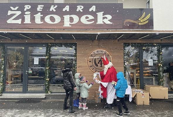 Sveti Nikola dijelio darove ispred pekarnice Žitopek - Vijesti - Elatus