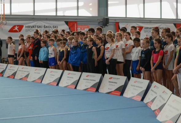 Stotine osnovnoškolaca na završnici državnog prvenstva školskih sportskih društava u gimnastici - Sport - Novi Radio, Đakovo