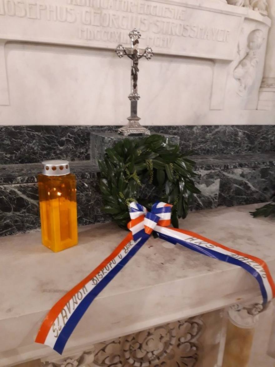 Članovi HNS-a položili vijenac na Strossmayerov grob - Novi Radio, Đakovo