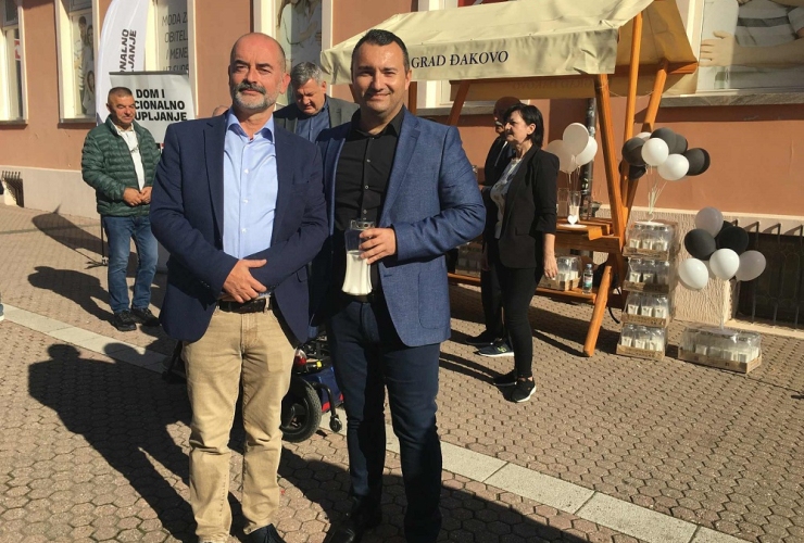 Povodom blagdana Svih svetih DOMiNO dijelio građanima svijeće - Politika - Novi Radio, Đakovo