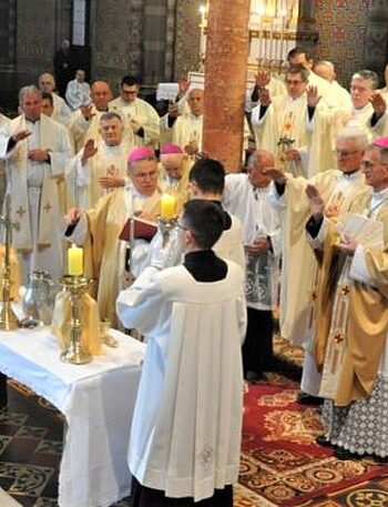 Posveta ulja u đakovačkoj katedrali - Vijesti - Novi Radio, Đakovo