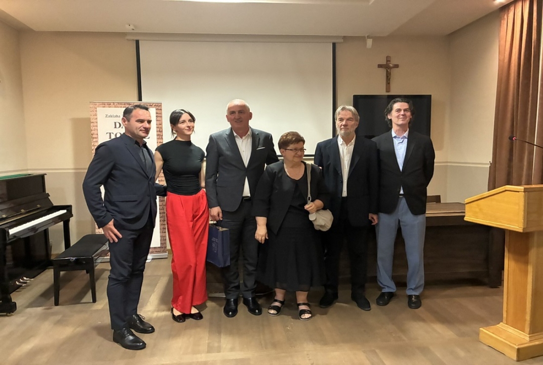 Nagrada fra Martin Nedić Mirku Ćuriću za roman Svirači čarobnih frula - Novi Radio, Đakovo