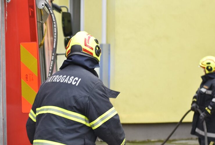 Vatrogasci Đakova gasili požar u Šenoinoj ulici - Vijesti - Novi Radio, Đakovo