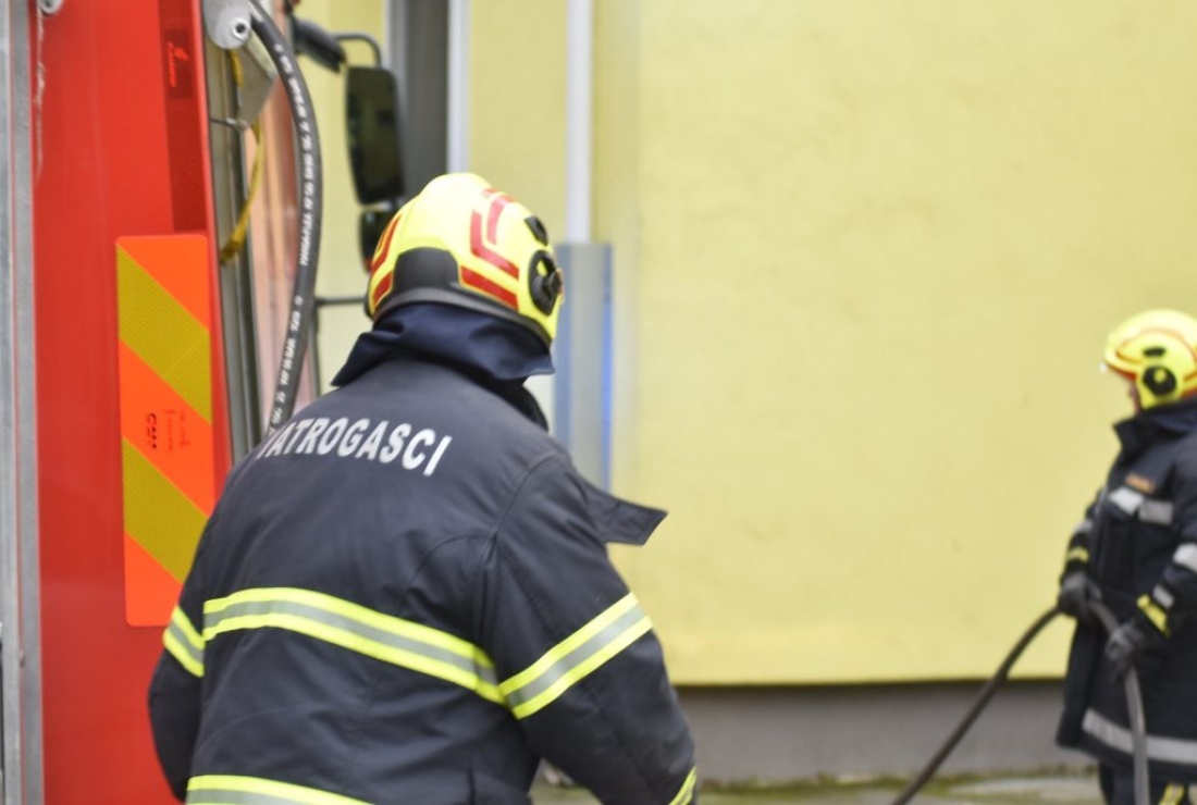 Vatrogasci Đakova gasili požar u Šenoinoj ulici - Novi Radio, Đakovo