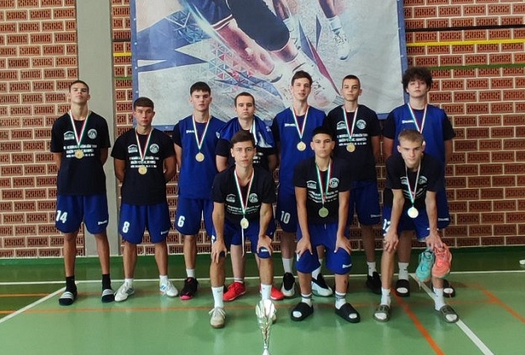Srebro za košarkaše strukovne škole A. Horvata na 8. memorijalnom turniru Dražen Petrović u Budimpešti - Sport - Novi Radio, Đakovo