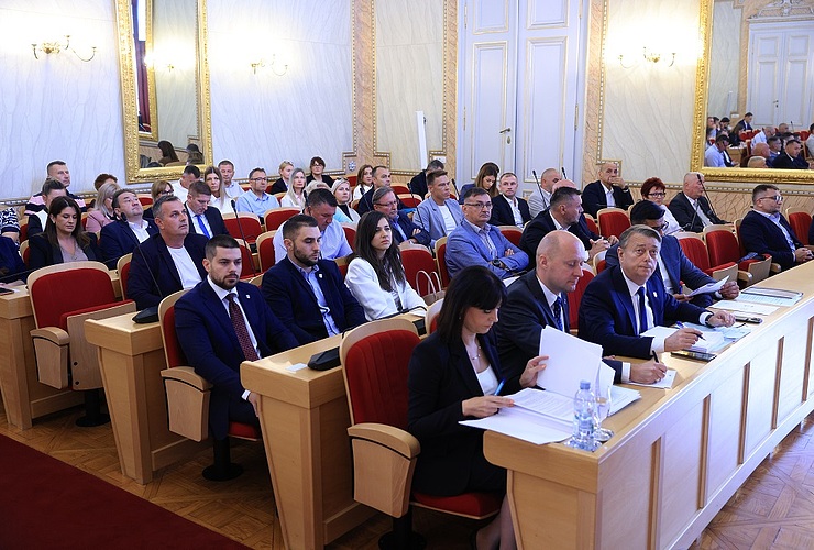 Na Skupštini o gospodarenju otpadom, stipendijama, obrazovanju i projektima za građane - Vijesti - Novi Radio, Đakovo