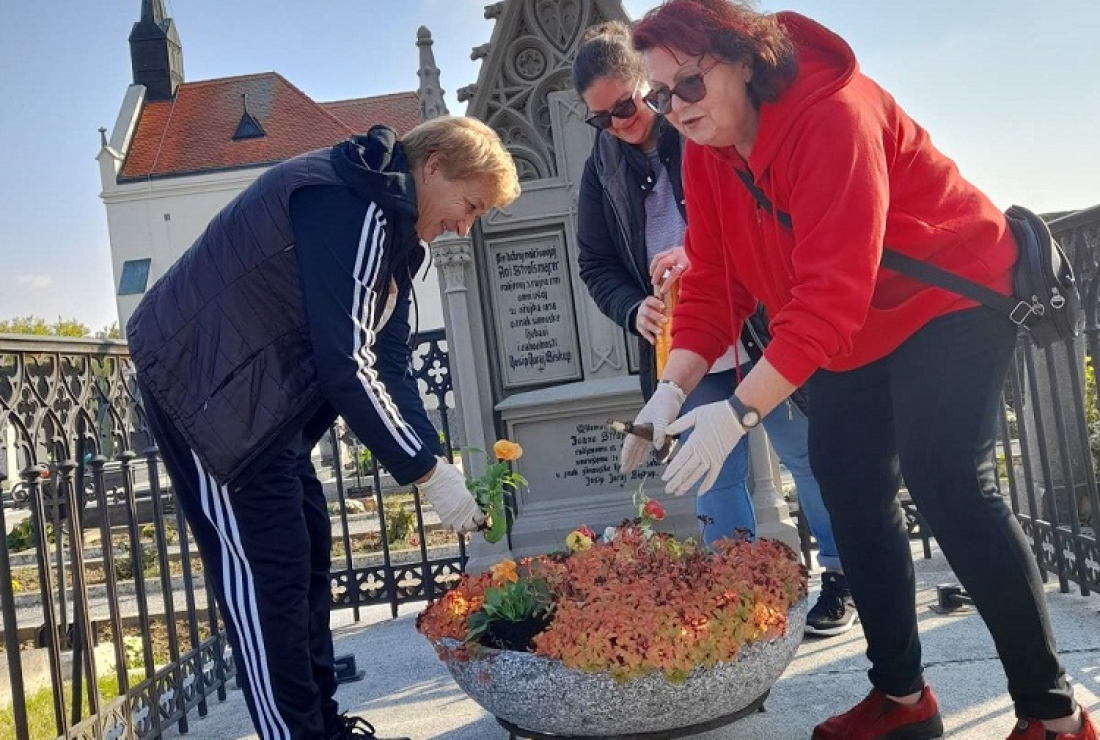 HNS-ovke uređuju grobove zaslužnih Đakovčana - Novi Radio, Đakovo